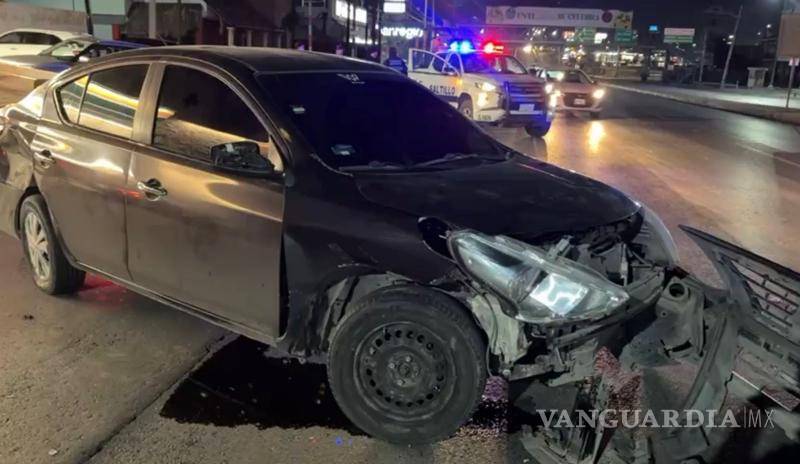 $!Dos automóviles se impactaron costado contra costado en el periférico Luis Echeverría Álvarez tras presuntamente jugar carreritas.