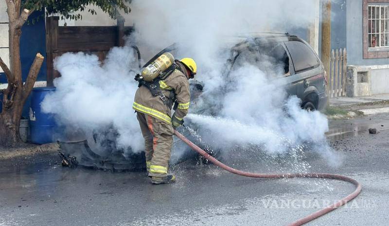$!El fuego habría comenzado en el área del motor mientras la camioneta se encontraba en circulación.