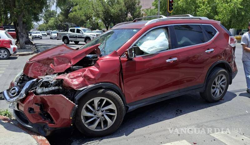 $!Un presunto descuido al ignorar la luz roja del semáforo habría provocado un accidente entre dos camionetas en el cruce de Venustiano Carranza y Chiapas, en la colonia República.