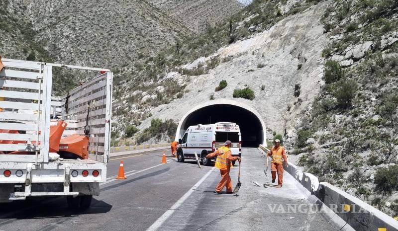 $!Rápida respuesta de los equipos de emergencia en el kilómetro 229 de la carretera 57 tras el volcamiento de un camión de carga.