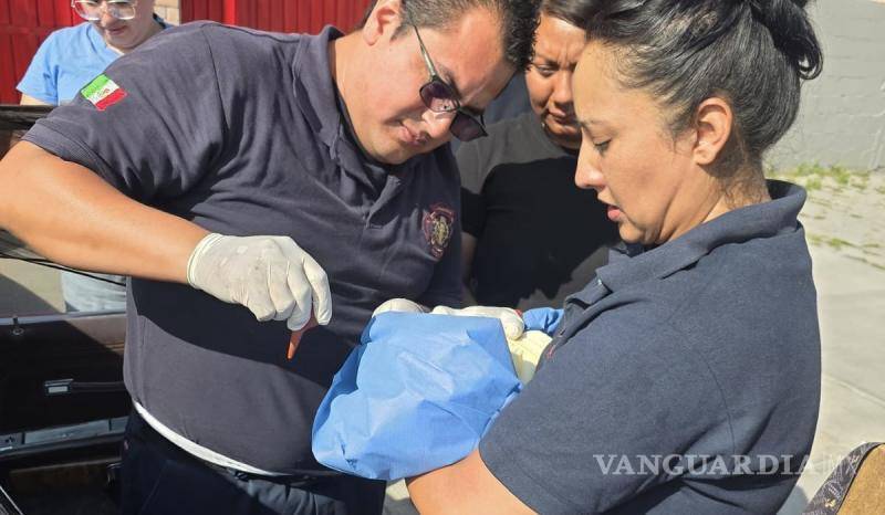 $!Una mujer de 19 años fue auxiliada por paramédicos de Bomberos, quienes realizaron maniobras de alumbramiento dentro de un vehículo que arribó a la estación ubicada en la colonia 26 de Marzo.