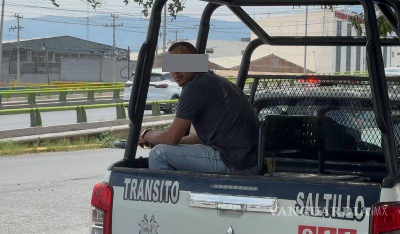$!El conductor, presuntamente en estado de ebriedad, fue detenido por agentes municipales luego del percance en el norte de Saltillo.