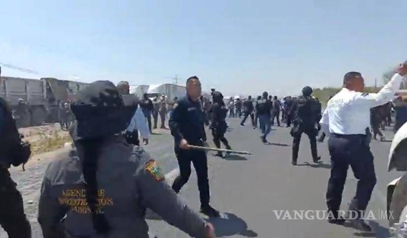 $!La violencia se desató luego de que los elementos de seguridad intervinieran para deshacer el plantón.