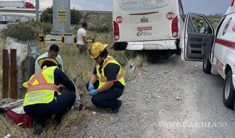 $!Personal del Cuerpo de Bomberos acudió al sitio del accidente para auxiliar a los pasajeros lesionados.
