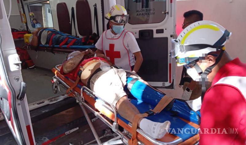 $!Paramédicos de Capufe brindaron los primeros auxilios a los cinco ocupantes del automóvil siniestrado.