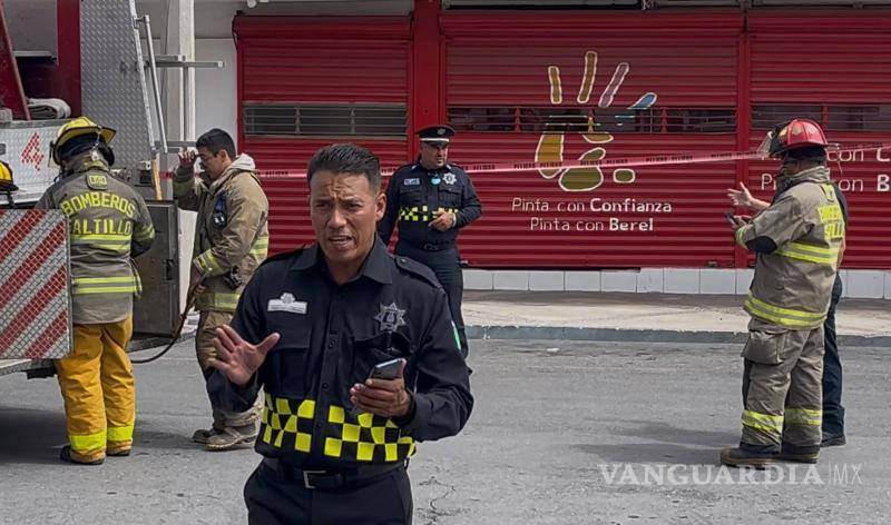 $!Bomberos y Protección Civil acudieron al cruce de Venustiano Carranza y Colima para revisar la instalación afectada.