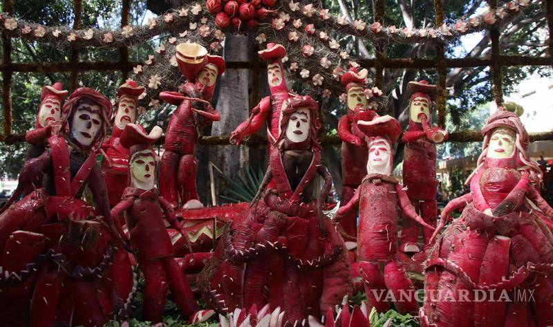 $!Artesanos crean figuras con rábanos en tradicional festejo navideño en México