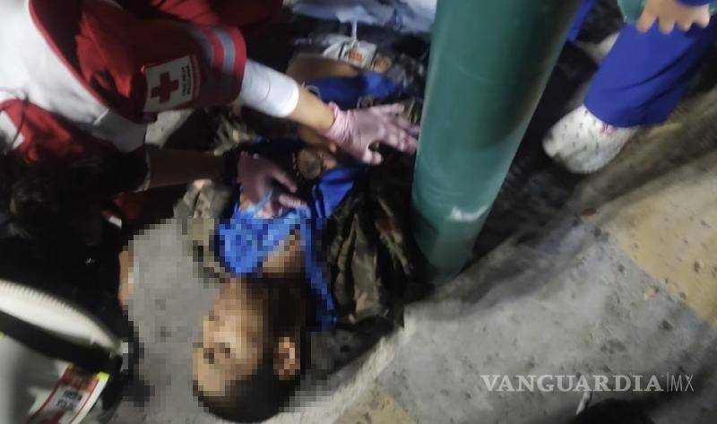 $!Personal de la Cruz Roja brindó atención prehospitalaria a los dos jóvenes lesionados tras el choque ocurrido en el estacionamiento de una plaza comercial.