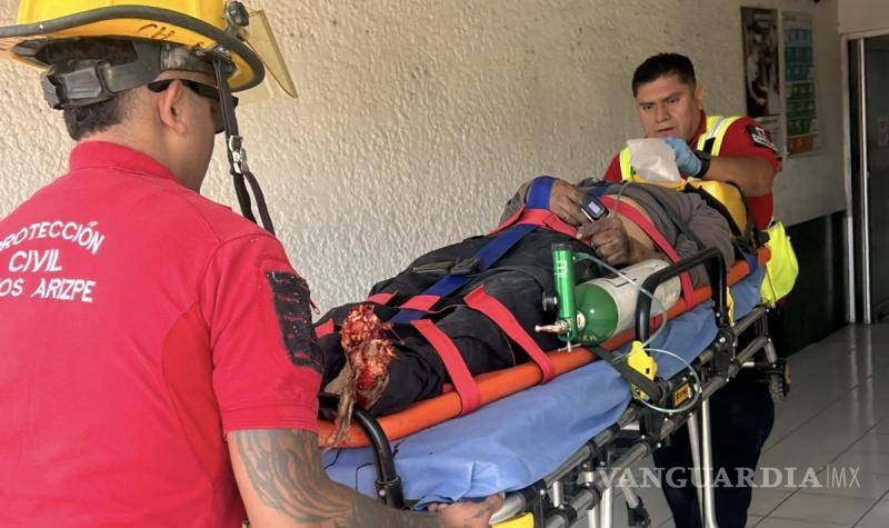 $!Los socorristas atendieron al lesionado, quien presentaba también un trauma craneoencefálico severo.