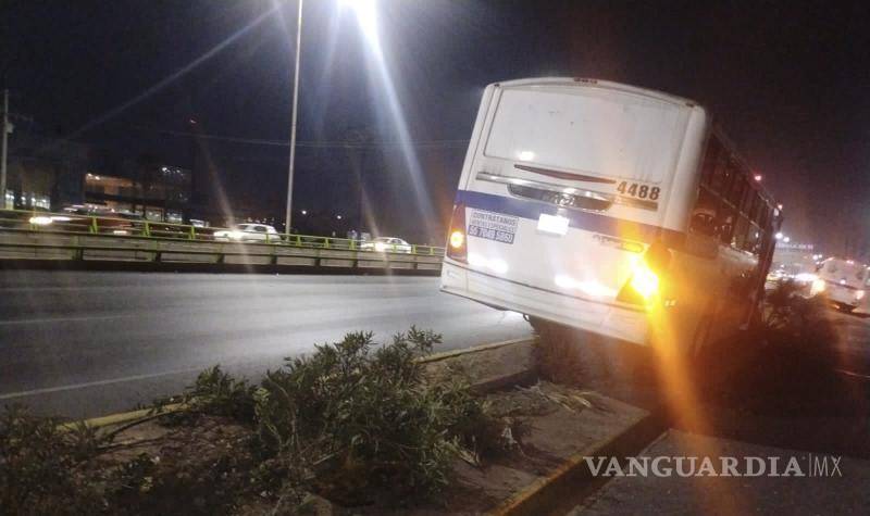 $!Elementos de Tránsito Municipal aseguraron la zona mientras se realizaban las maniobras de retiro.