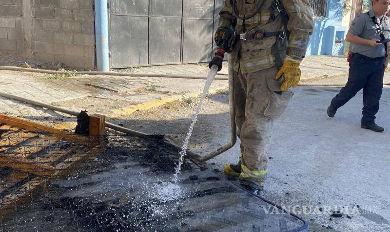 $!Los objetos personales en la habitación, como ropa y mobiliario, fueron destruidos por el fuego, mientras que el resto de la vivienda resultó con daños mínimos.