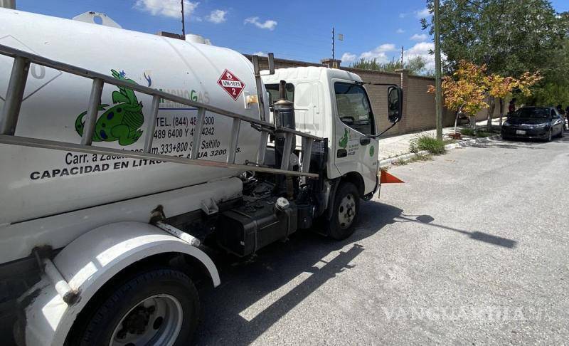 $!El flamazo ocurrió cuando trabajadores de una empresa de gas realizaban el llenado de tanques en su casa.