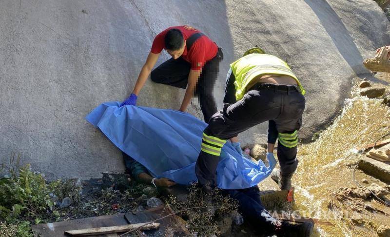 $!Personal de Bomberos y Protección Civil trabajó en la zona del arroyo, donde fue localizado el cuerpo del acompañante.