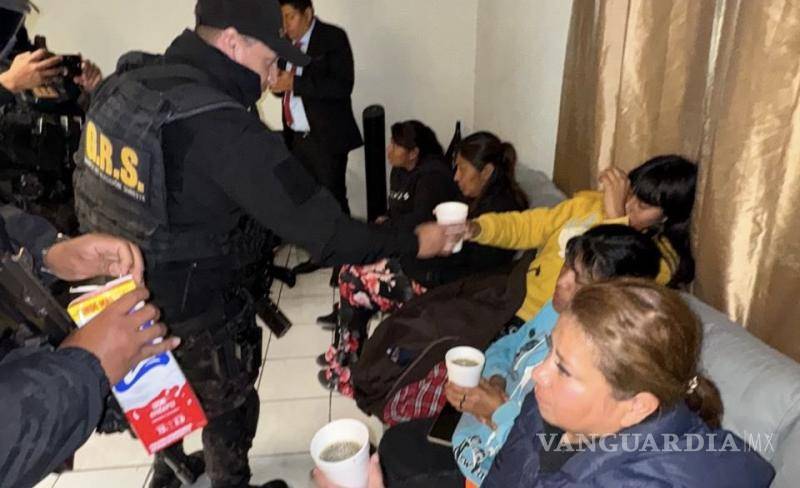 $!Se entregaron alimentos, bebidas y un arreglo floral como parte de la atención a la familia.