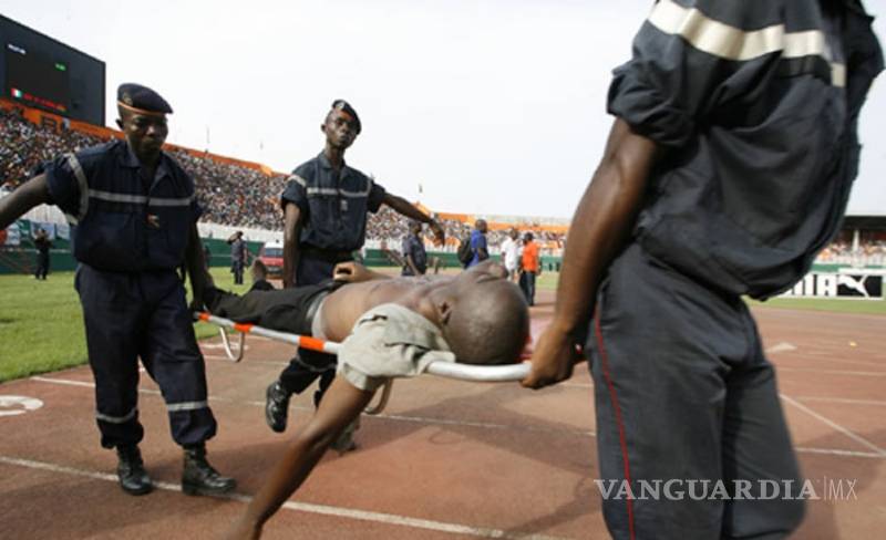 $!Avalancha humana deja 17 muertos en un estadio de fútbol en Angola