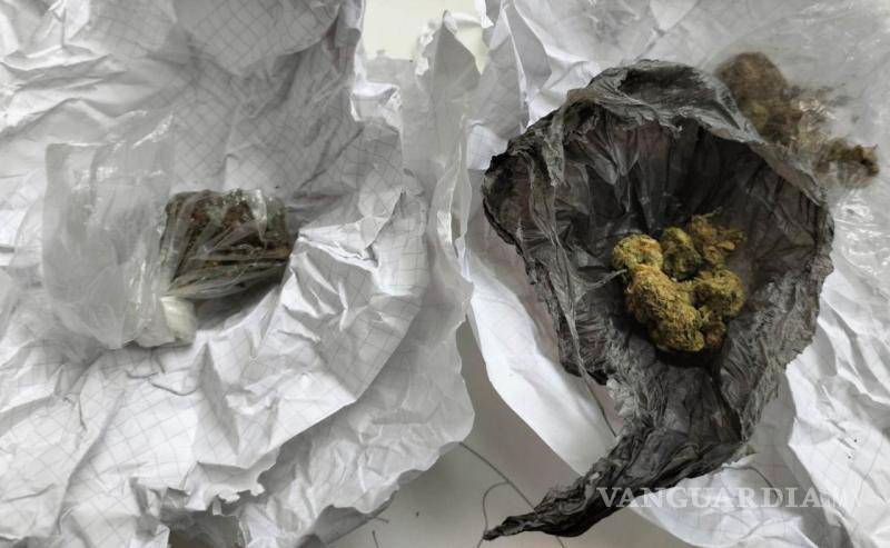 $!Se encontraron envoltorios con restos de hierba verde y seca, con las características de la marihuana.