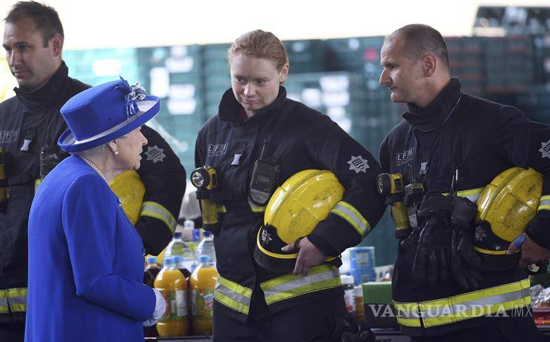 $!Isabel II visita el barrio londinense donde se quemó la torre Grenfell