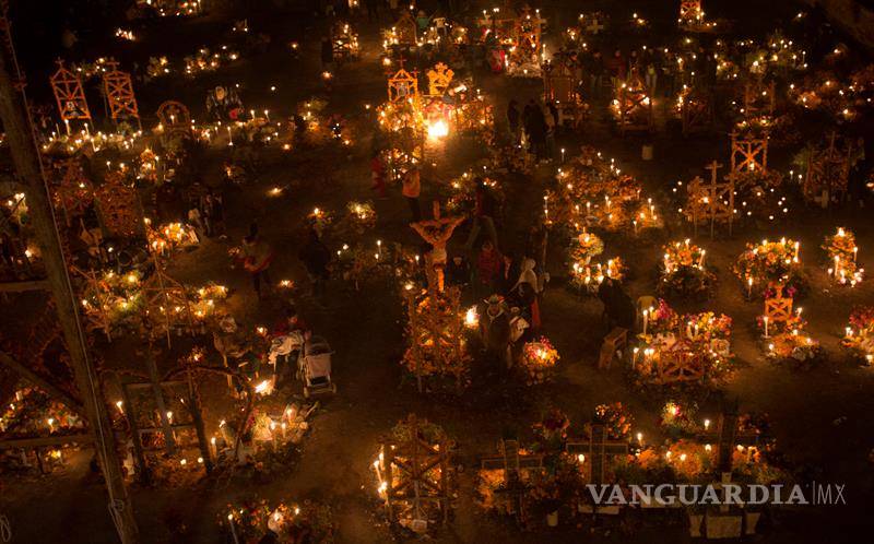 $!Mexicanos pasan la noche entre tumbas para reencontrarse con sus seres amados