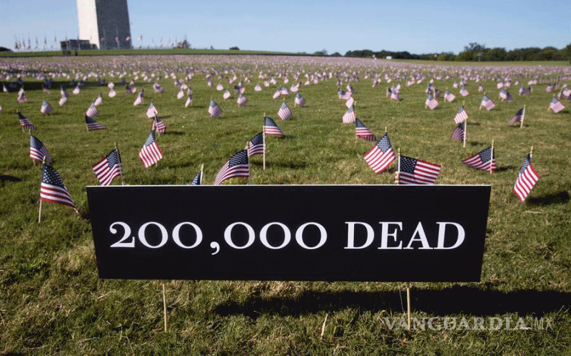 $!Miles de banderas de EU lloran a las 200 mil personas muertas por COVID-19 (fotogalería)