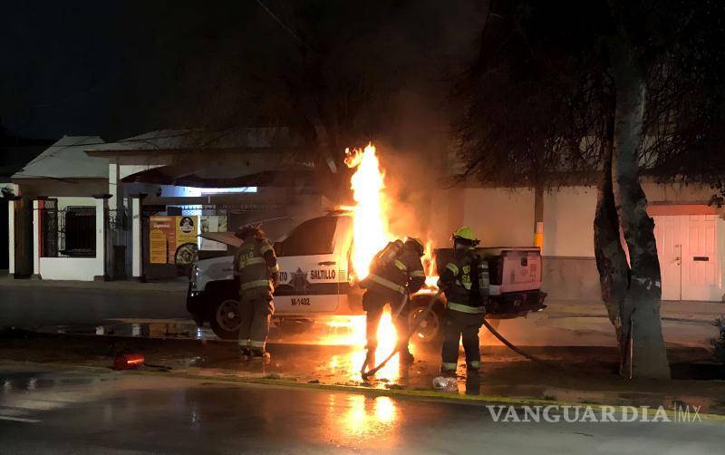 $!Elementos del Cuerpo de Bomberos arribaron al lugar del siniestro para realizar los trabajos de sofocamiento.