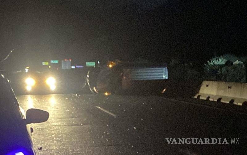 $!Autoridades y personal de auxilio esperaron el arribo de una grúa para el retiro de la unidad, mientras se realizaban las diligencias en el sitio del percance.