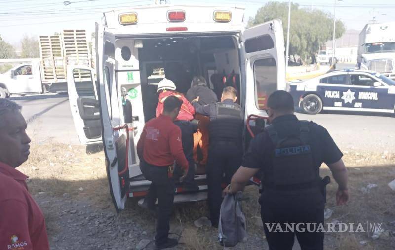 $!Mayela ¨N¨ fue trasladada al hospital tras intentar ganarle el paso al tren en un cruce peligroso de Ramos Arizpe.