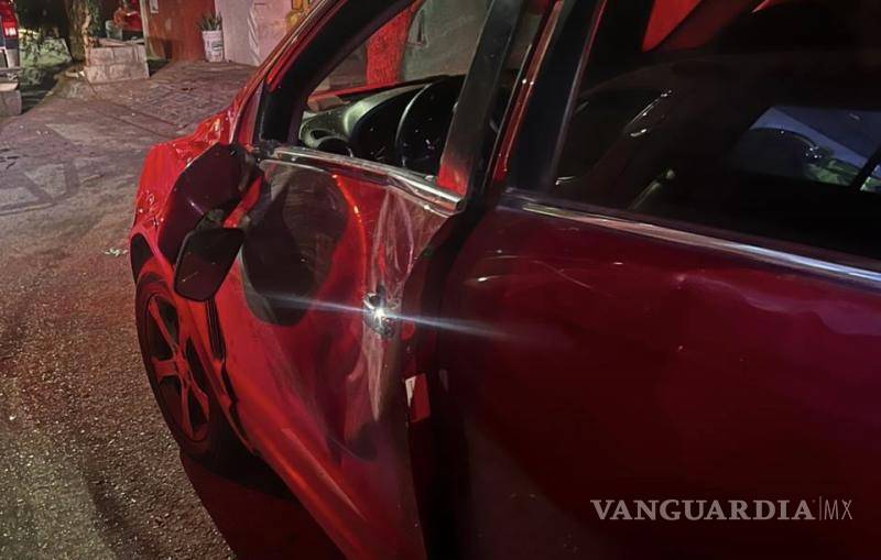 $!Durante el incidente, un automóvil estacionado en el sector también presentó daños materiales presuntamente ocasionados por la unidad involucrada, mientras autoridades realizaban las primeras investigaciones en el lugar.