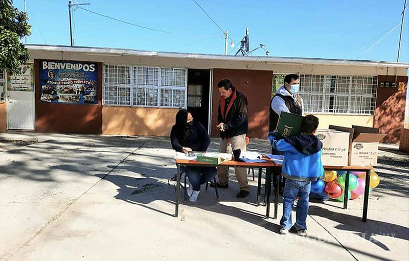$!• Además de vandalismo al interior, la escuela primaria Lázaro Cárdenas, en Matamoros, fue grafiteada por fuera y es fecha en que permanece así.