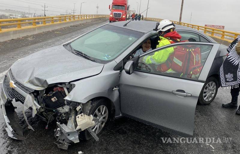 $!La congestión vehicular alcanzó la carretera Monterrey-Saltillo, complicando el tránsito por más de una hora.