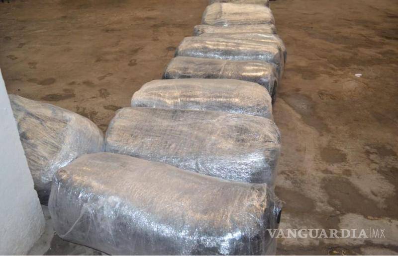 $!Paquetes de mariguana envueltos en plástico transparente localizados dentro del camarote del tractocamión durante la inspección policial.