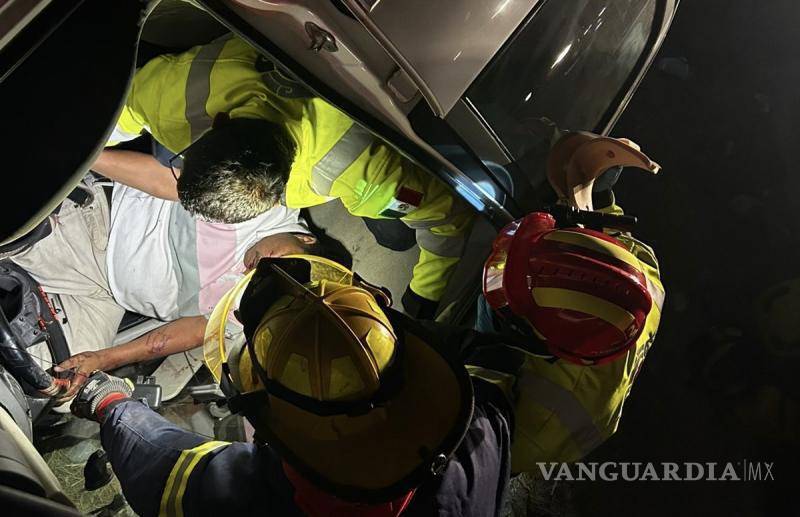 $!Elementos de emergencia utilizaron equipo hidráulico especializado, conocido como las quijadas de la vida, para acceder al interior de la unidad y rescatar al hombre.