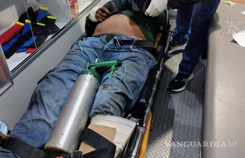 $!Paramédicos de Bomberos de Arteaga brindaron atención prehospitalaria a los lesionados antes de su traslado a un hospital, tras el fuerte impacto registrado de madrugada.