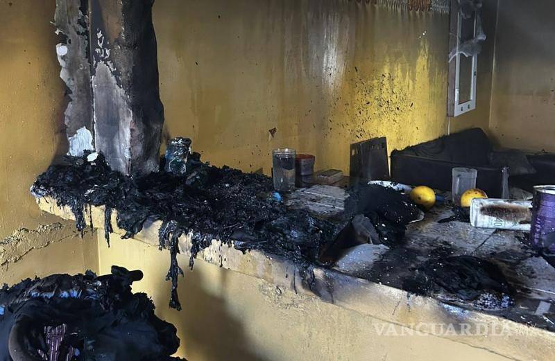 $!Los propietarios indicaron que el fuego podría haberse originado en un altar ubicado en una habitación trasera, rodeado de muebles de madera y ropa, provocando la rápida expansión de las llamas.