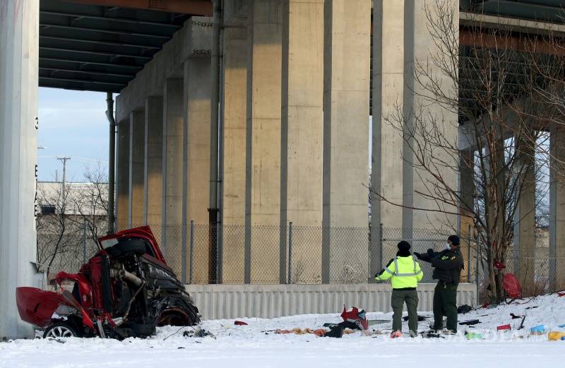 $!Auto cae 15 metros desde una autopista de Chicago, hay dos muertos