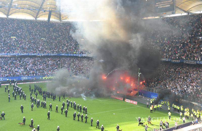 $!Fanáticos del Hamburgo no perdonan el descenso y queman su estadio