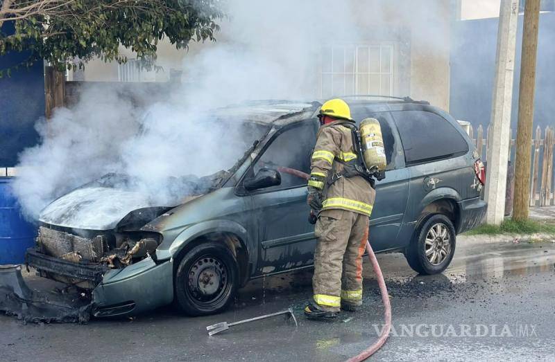 $!Bomberos acudieron al lugar tras recibir el reporte de emergencia al 911.