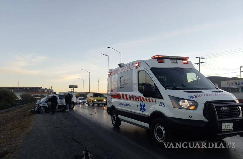 $!Mientras que paramédicos de bomberos se dieron a la tarea de auxiliar al lesionado, a quien trasladaron a la clínica dos del IMSS.