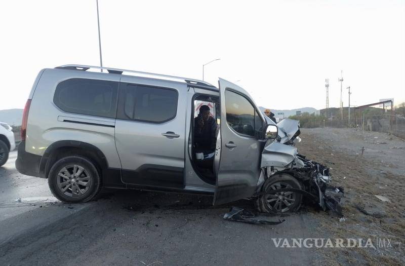 $!Tras el golpe la camioneta dio un medio giro y quedó con daños considerables en la región frontal.