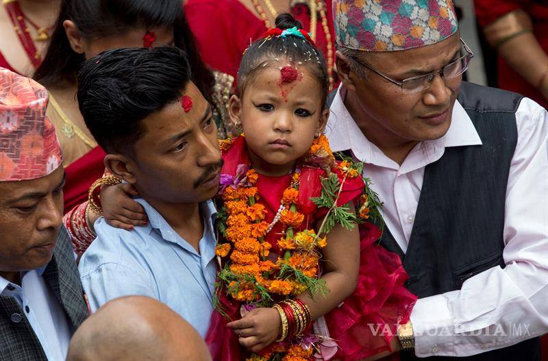 $!Niña de 3 años es elegida en Nepal como nueva diosa de la virginidad