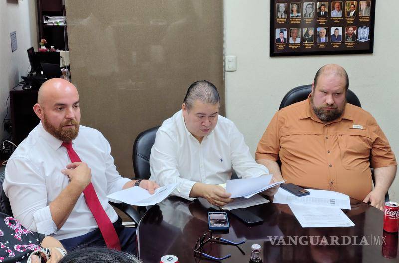 $!Líderes y miembros del Sindicato Independiente de Trabajadores y Trabajadoras de la UAdeC (SITTUAC) se reunieron con el oficial mayor Josué Elí Garza y el secretario general Víctor Sánchez para abordar 13 demandas del sindicato.