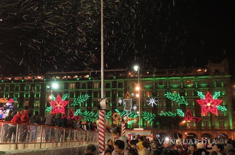 $!El Zócalo de Ciudad de México es en Navidad una gigante pista de hielo