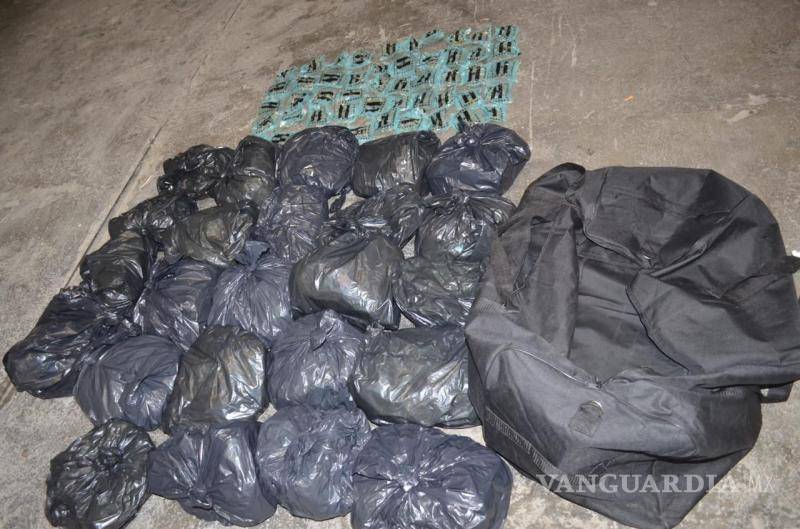 $!Cargas de metanfetamina empaquetadas y etiquetadas, encontradas junto a otros objetos vinculados al transporte de droga.