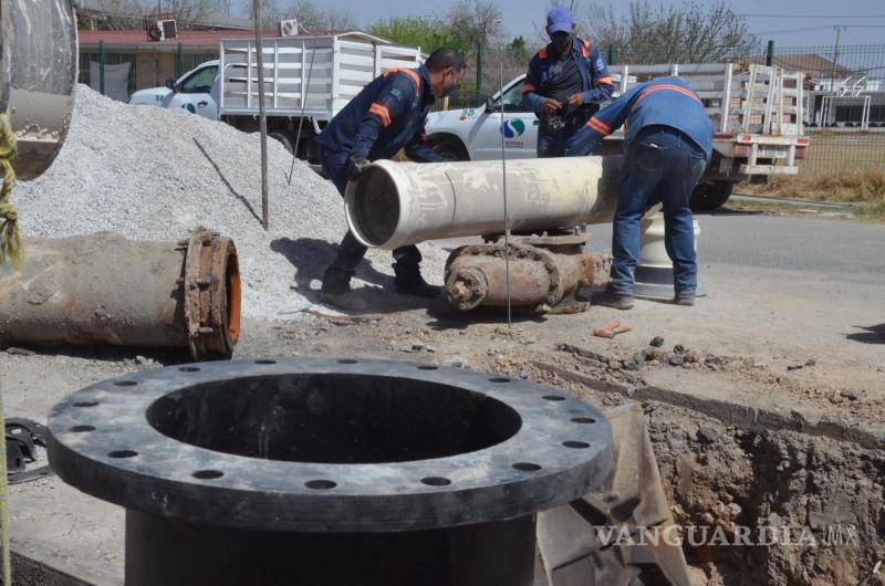 $!Trabajadores del Simas preparan herramientas para la intervención en la red.