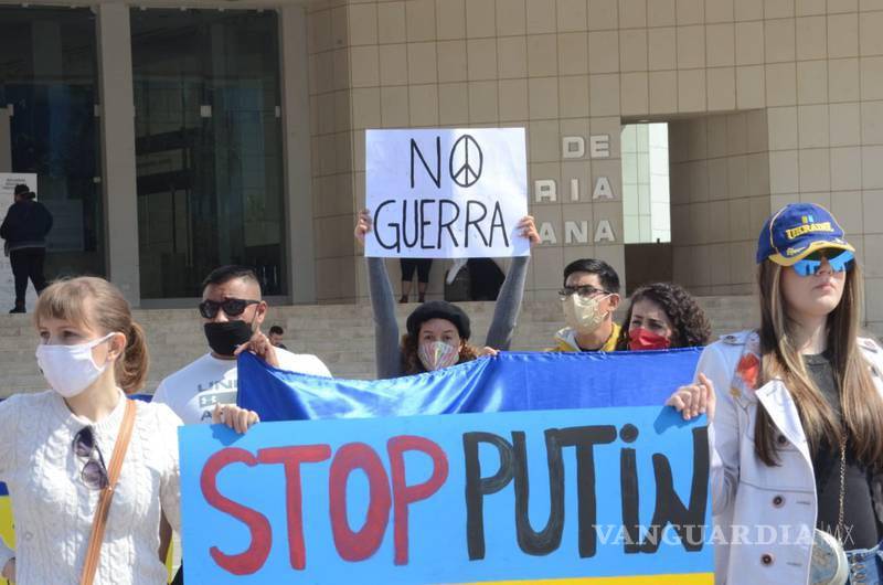 $!Ucranianos y rusos oran desde Monterrey por un cese a la guerra