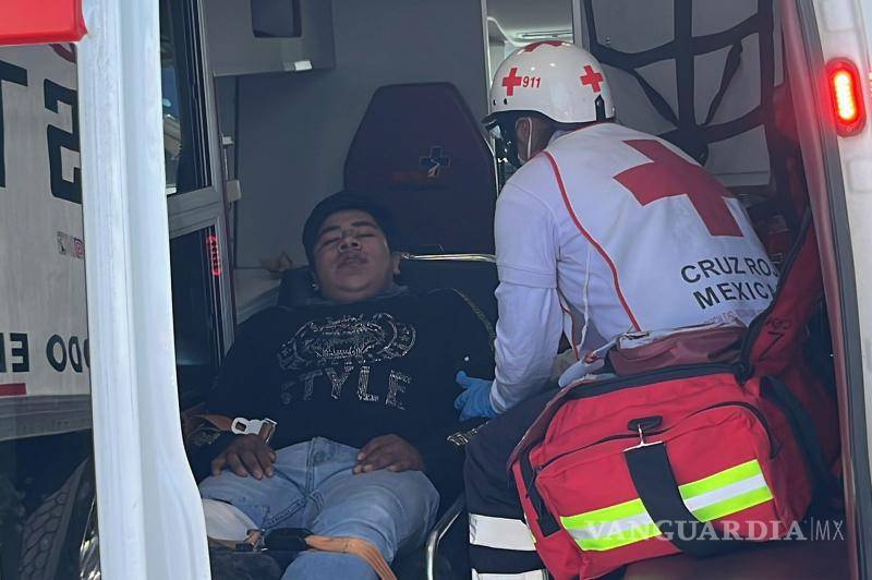 $!Paramédicos de la Cruz Roja atienden al motociclista lesionado tras el choque.
