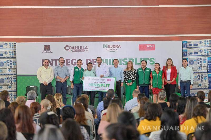 $!El alcalde de Monclova, Carlos Villarreal Pérez, encabezó la entrega de 300 minisplits a escuelas de nivel básico de la ciudad.