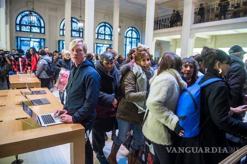 $!Ocupan una tienda de Apple en París para denunciar la evasión fiscal