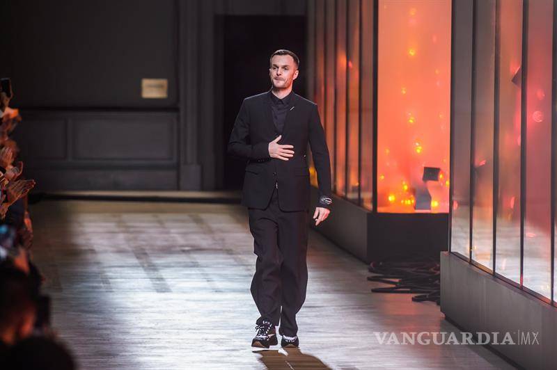 $!Balmain apuesta en París por una moda festiva y militar