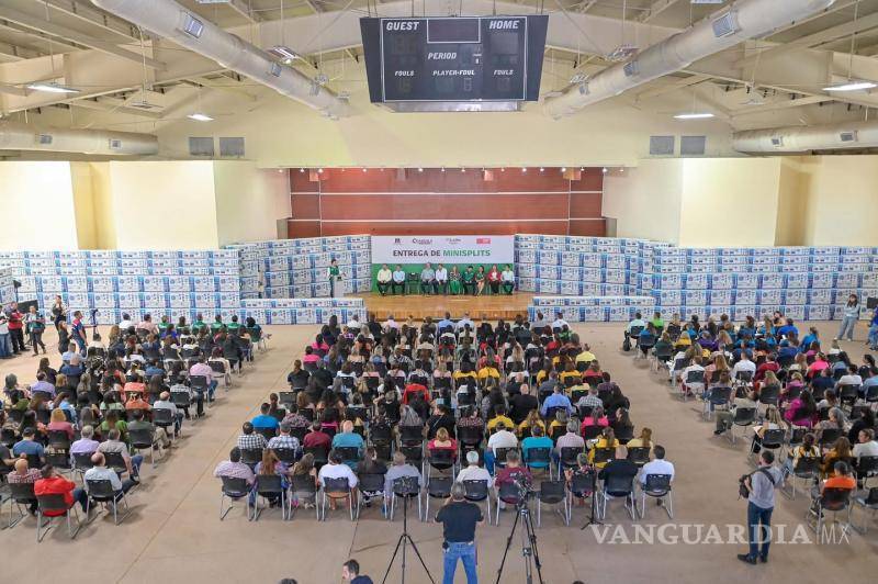 $!Más de 200 instituciones educativas de Monclova resultaron beneficiadas con la entrega de equipos de climatización.