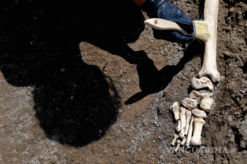 $!Descubren en Pompeya esqueleto de un hombre víctima de la furia de la erupción del Vesubio